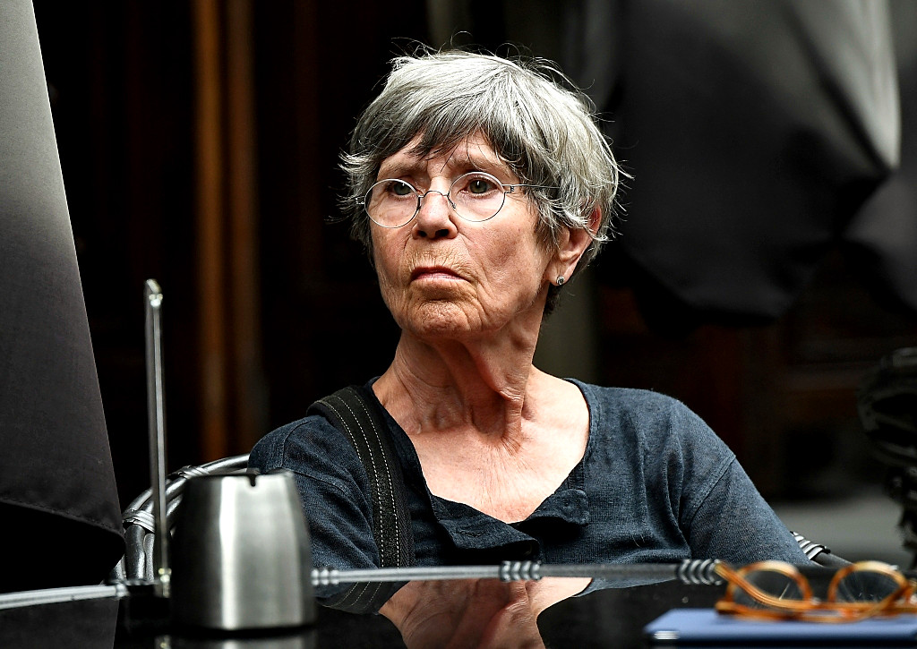 【繁杂的人群中用D5加长焦镜头快速抓拍】