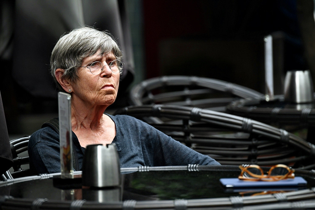 【繁杂的人群中用D5加长焦镜头快速抓拍】