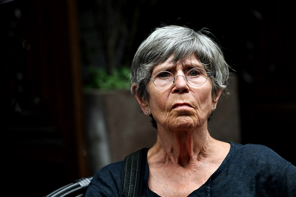 【繁杂的人群中用D5加长焦镜头快速抓拍】