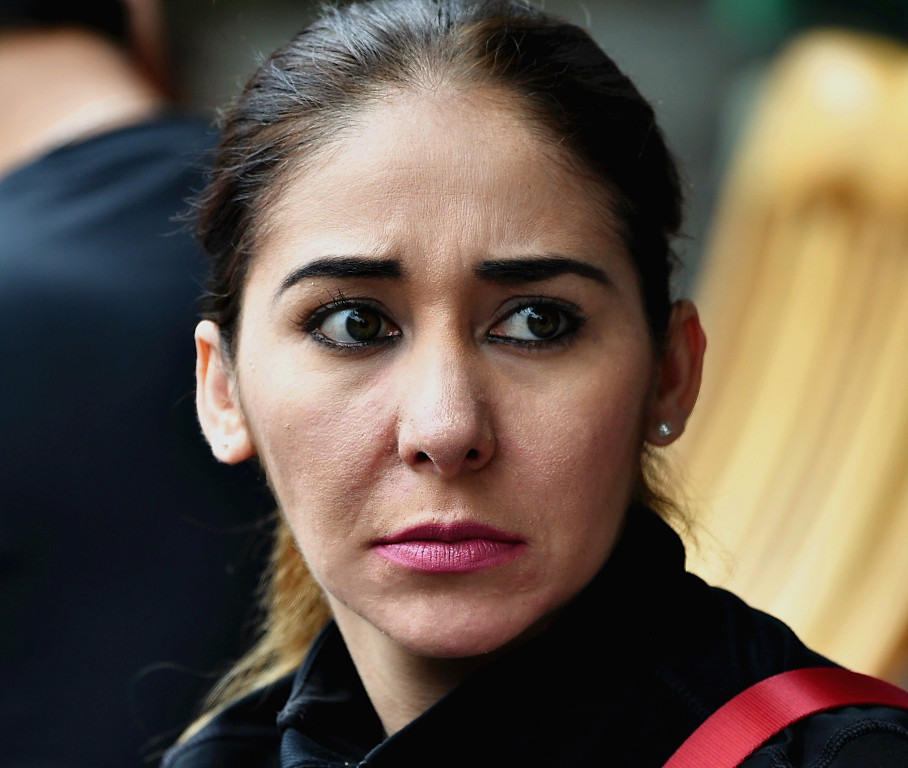 【繁杂的人群中用D5加长焦镜头快速抓拍】