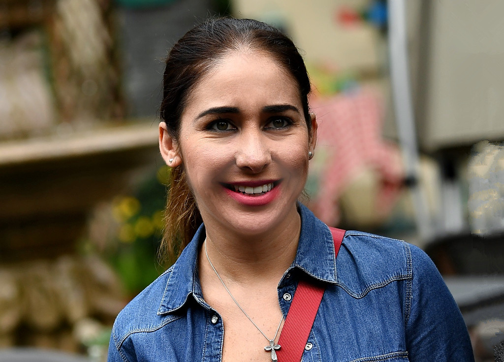 【繁杂的人群中用D5加长焦镜头快速抓拍】