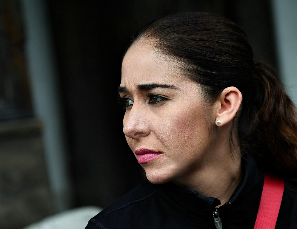 【繁杂的人群中用D5加长焦镜头快速抓拍】