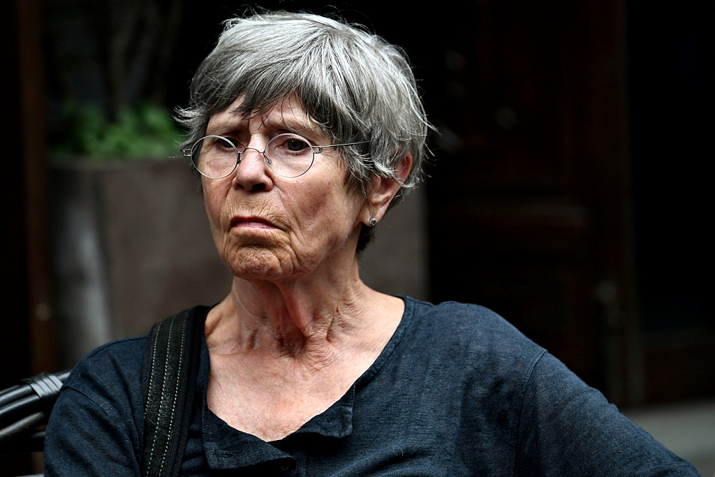 【繁杂的人群中用D5加长焦镜头快速抓拍】