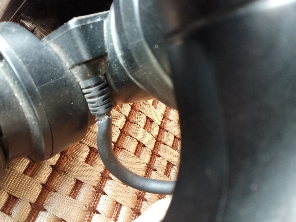 2500C机体链接显示屏的线裂口 显示屏偶尔黑屏不显示 动下这根线就好了 怎么办啊 急急