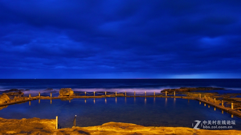 悉尼maroubra海滩rockpool蓝色的凌晨一片寂静