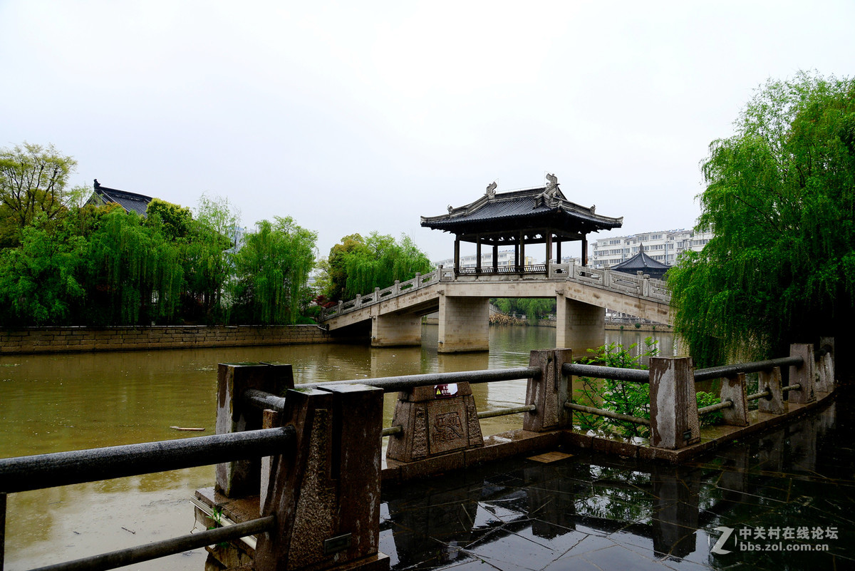 镇江丁卯桥路雨中的古运河