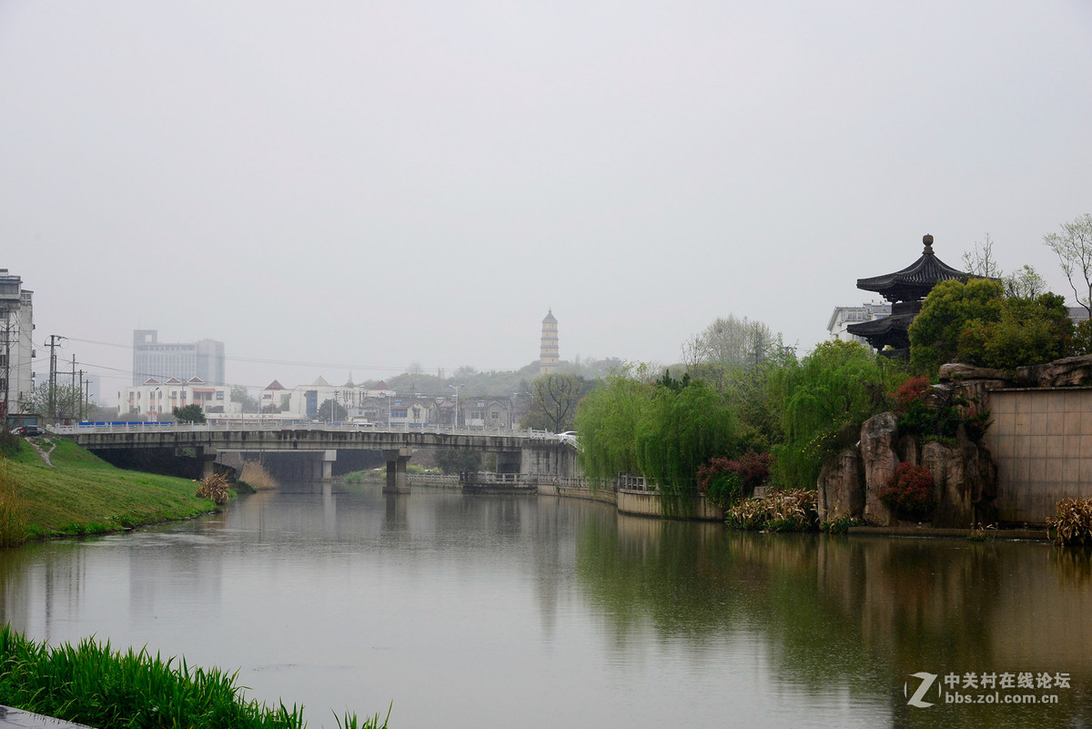 镇江丁卯桥路雨中的古运河