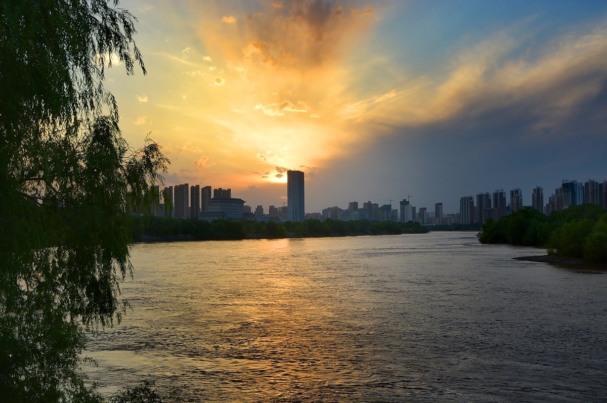 雲霞河景