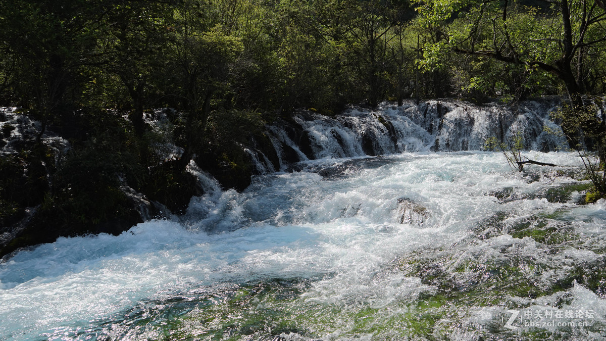 九寨沟流动的水