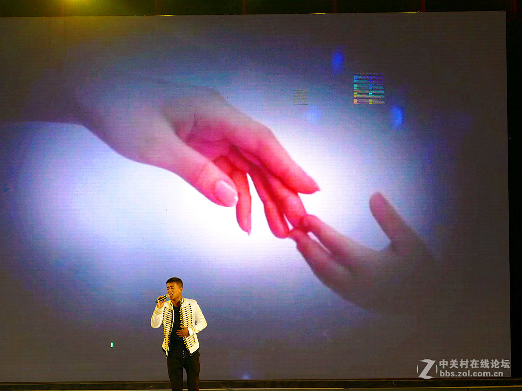 手持露天舞台夜景