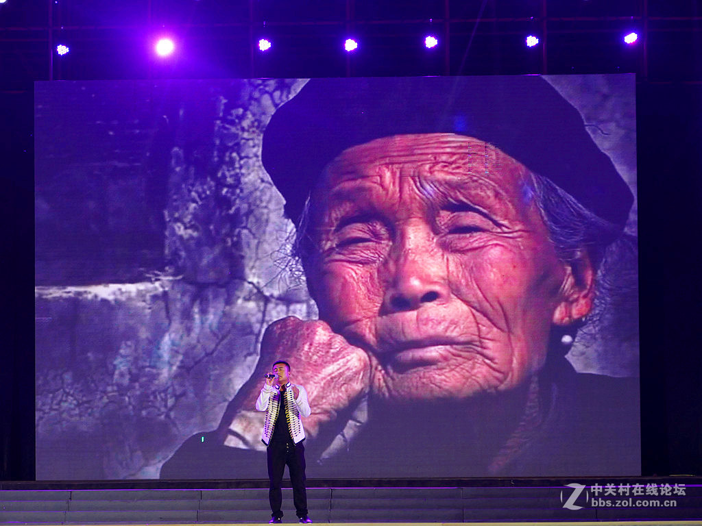 手持露天舞台夜景