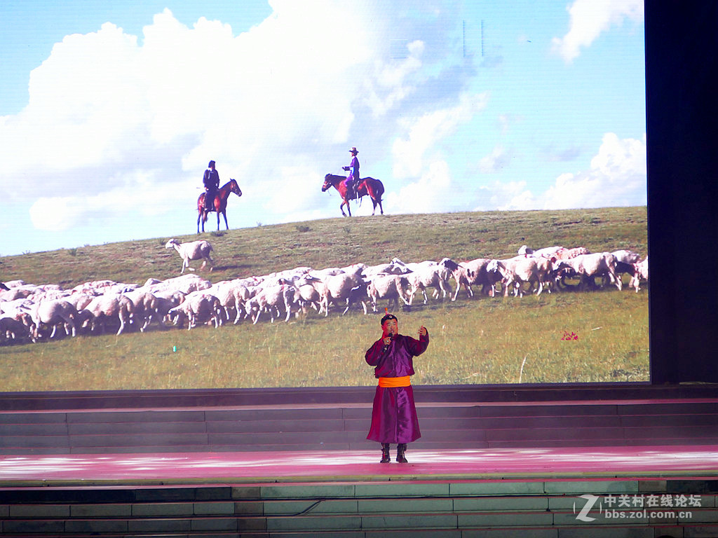 手持露天舞台夜景