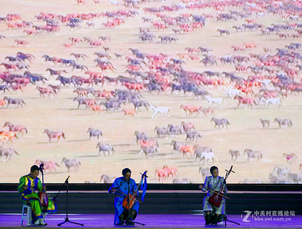 手持露天舞台夜景