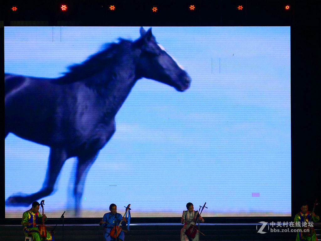 手持露天舞台夜景