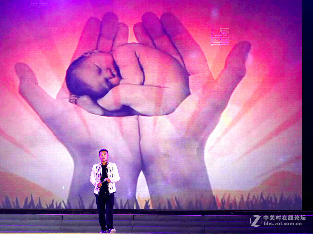 手持露天舞台夜景