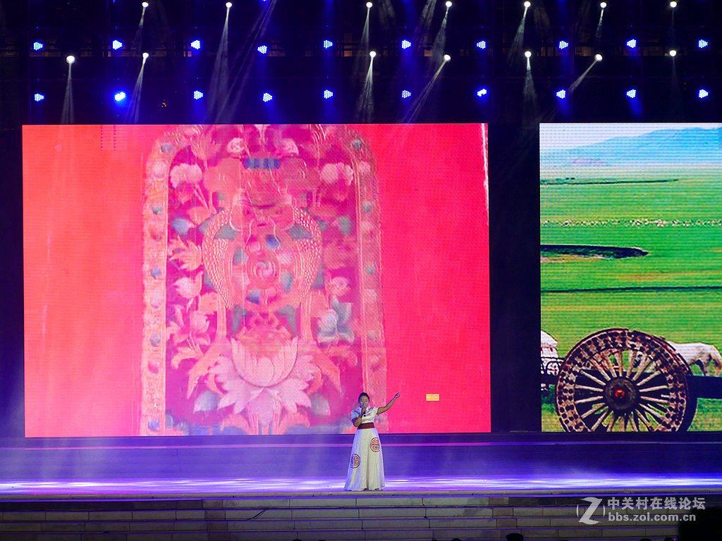 手持露天舞台夜景