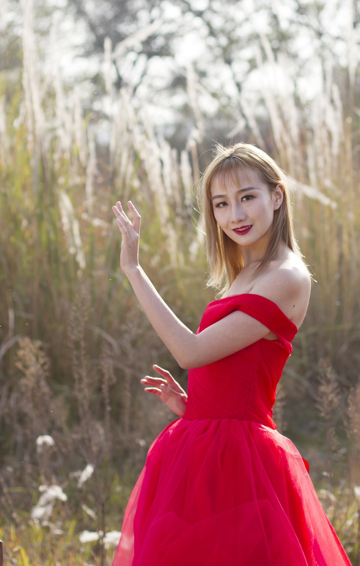 阳光 芦花 小溪 还有美女