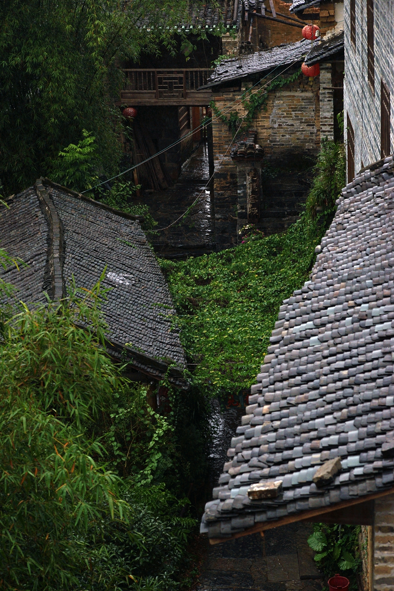 秋雨中的古镇