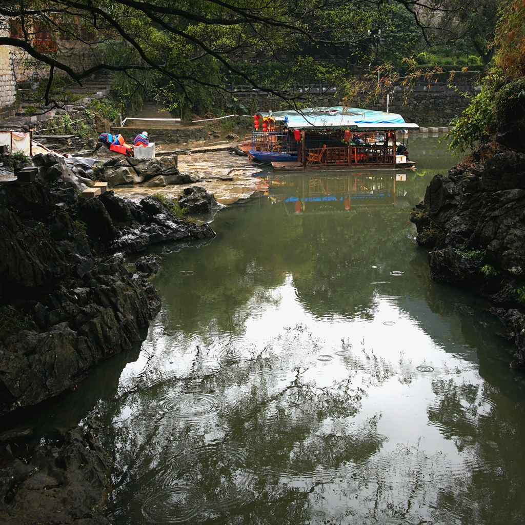 秋雨中的古镇