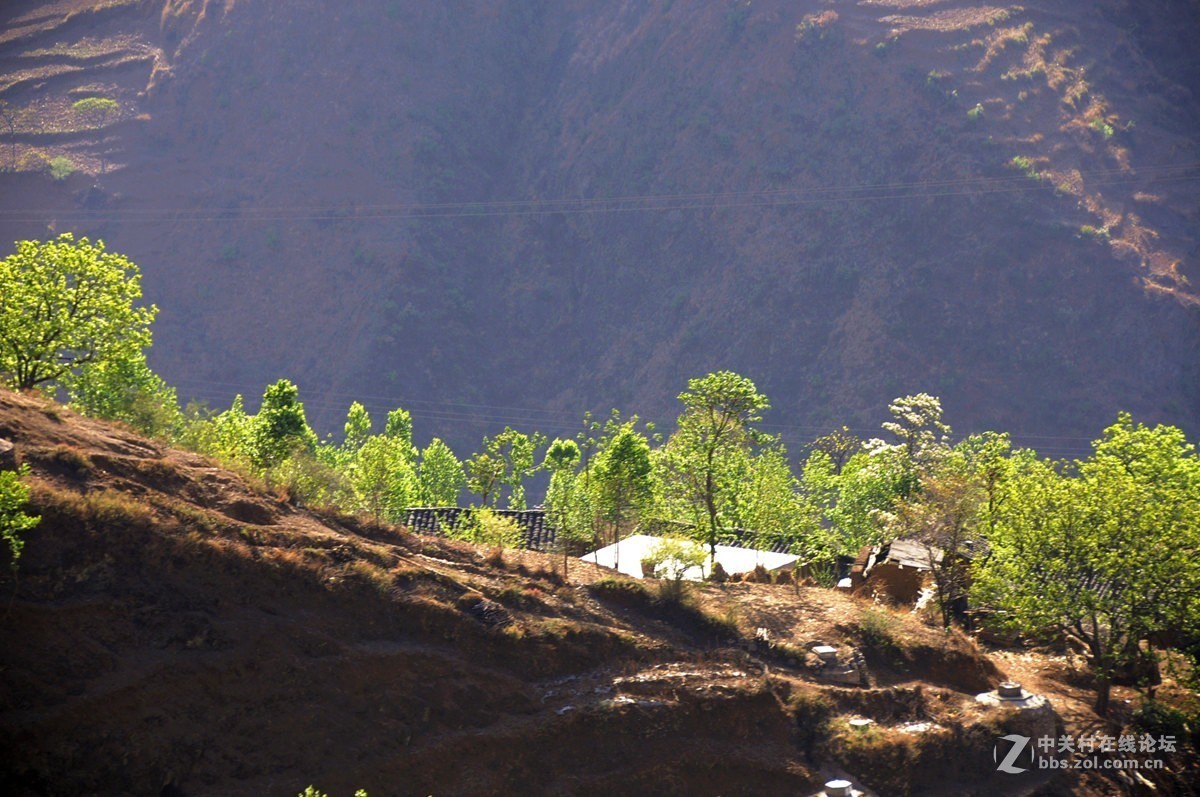 云贵高原上列车路途的风光