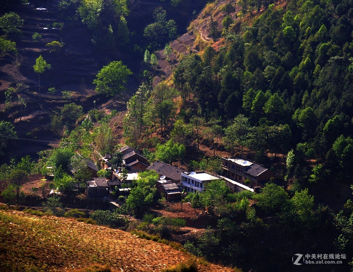 云贵高原上列车路途的风光