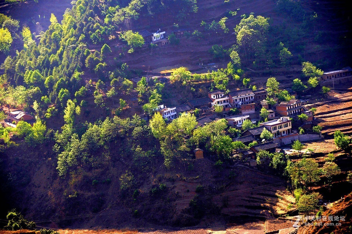 云贵高原上列车路途的风光