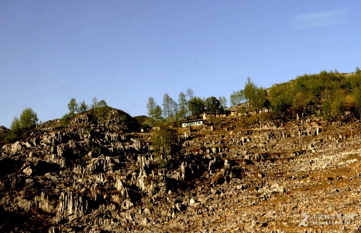 云贵高原上列车路途的风光