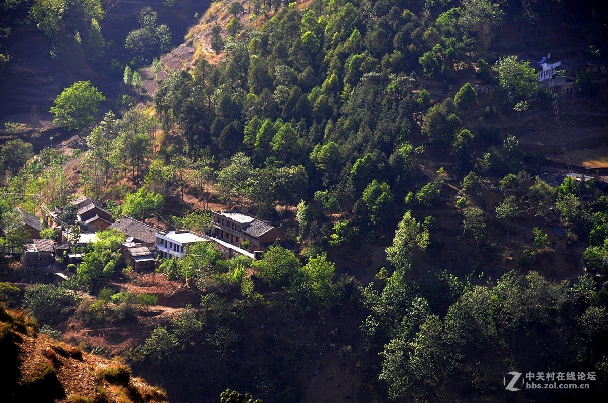 云贵高原上列车路途的风光