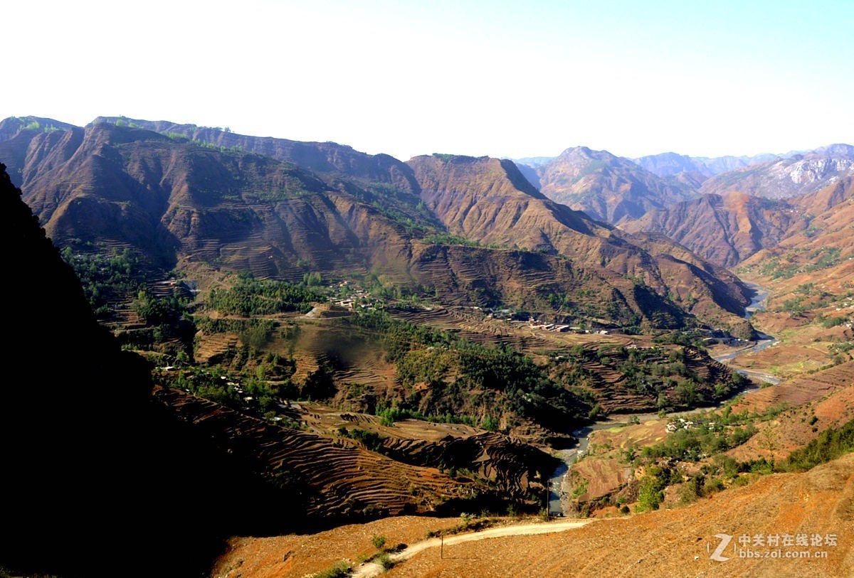 云贵高原上列车路途的风光