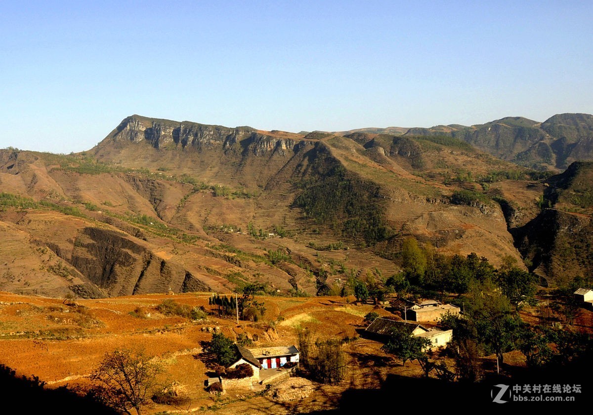 云贵高原上列车路途的风光