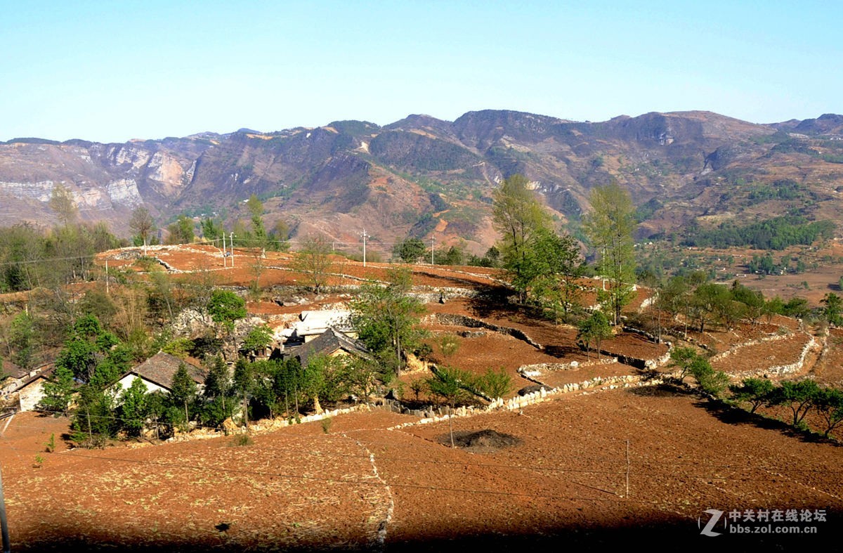 云贵高原上列车路途的风光