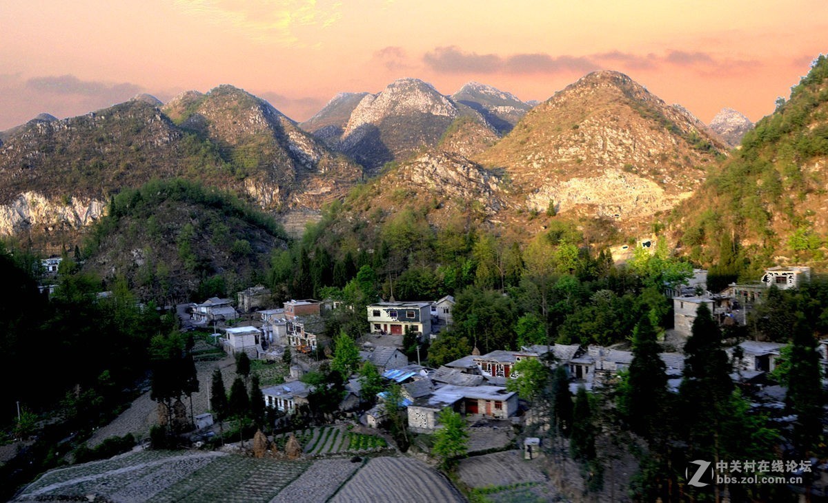 云贵高原上列车路途的风光