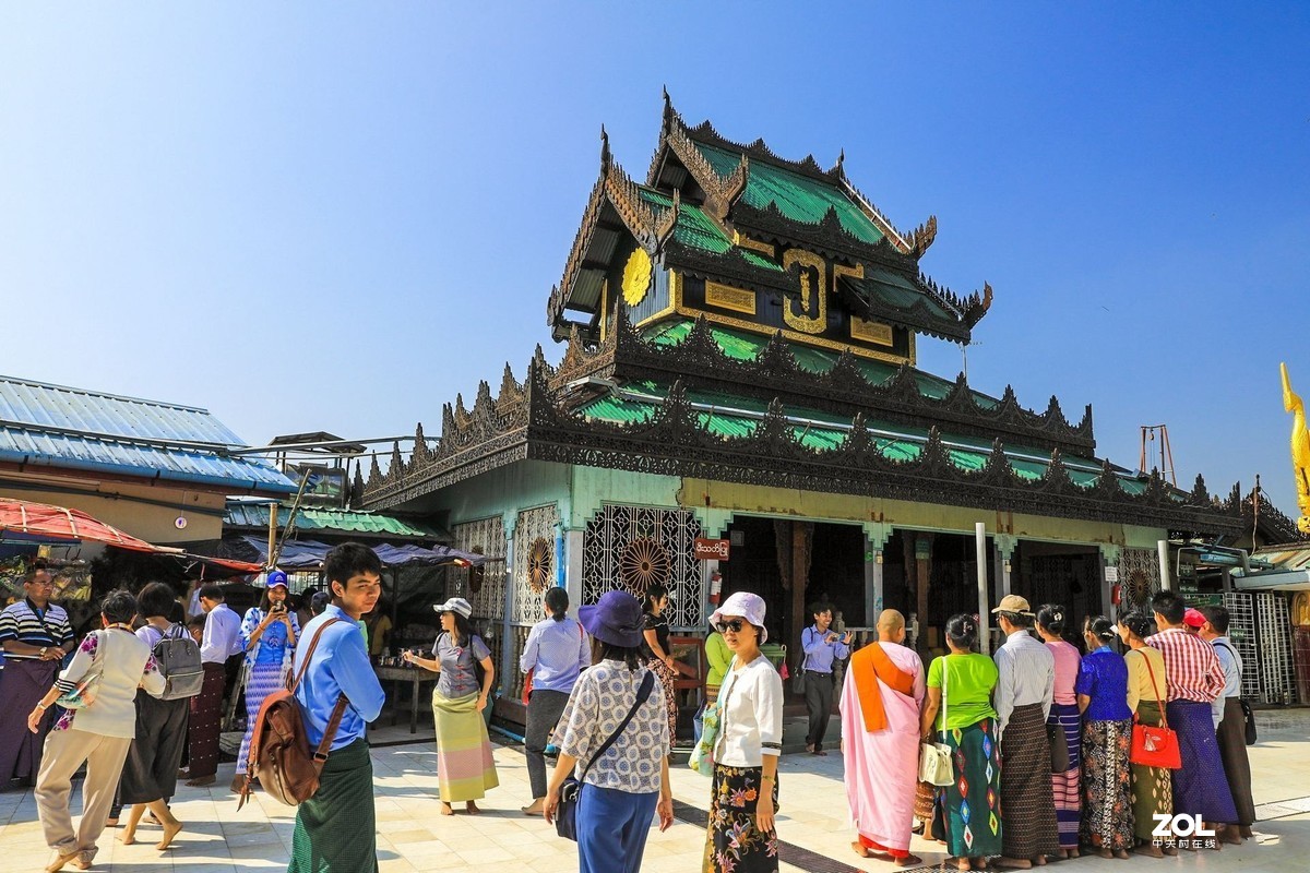 缅甸丁茵水中佛塔