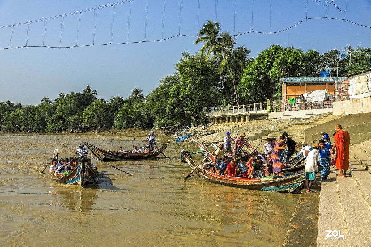 缅甸丁茵水中佛塔