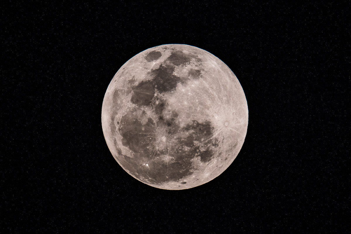 十五的月亮十六圆