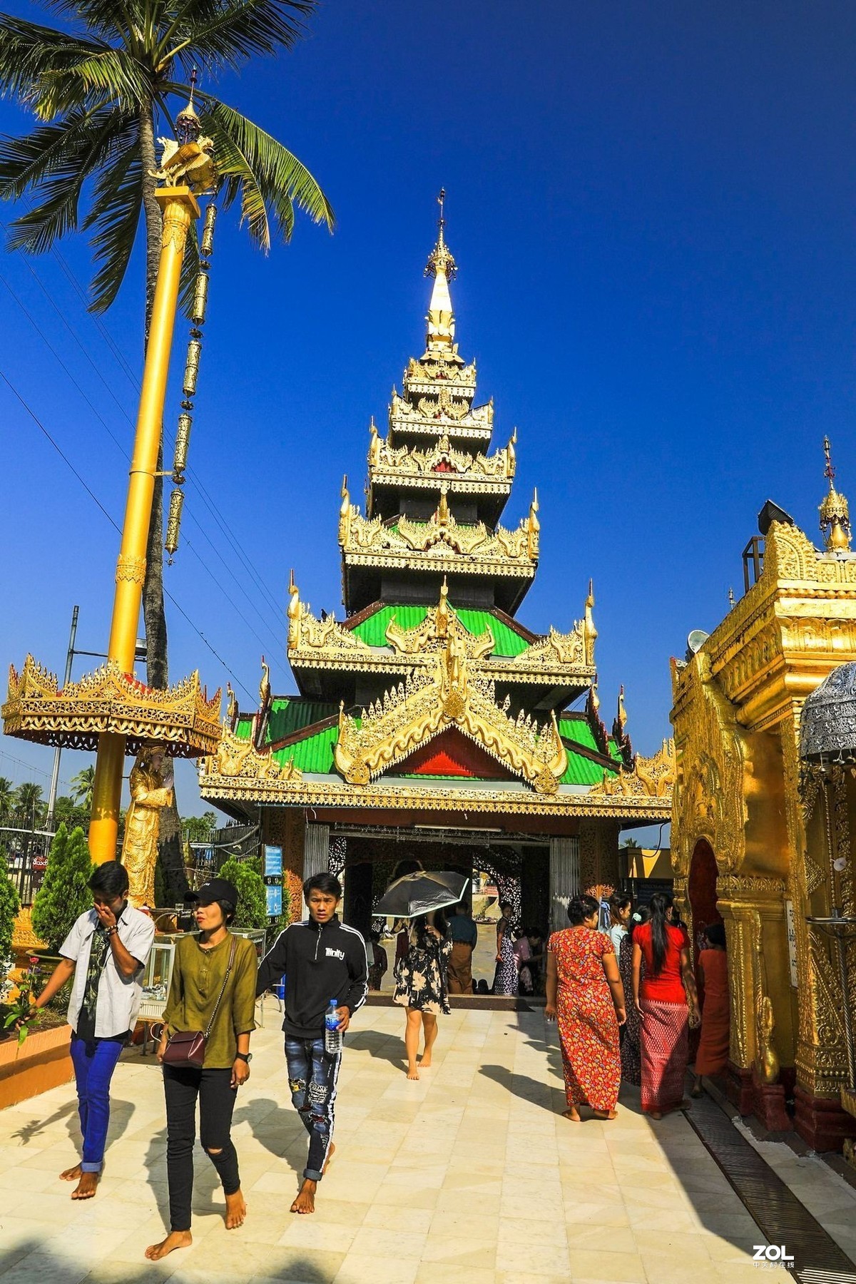 缅甸丁茵水中佛塔