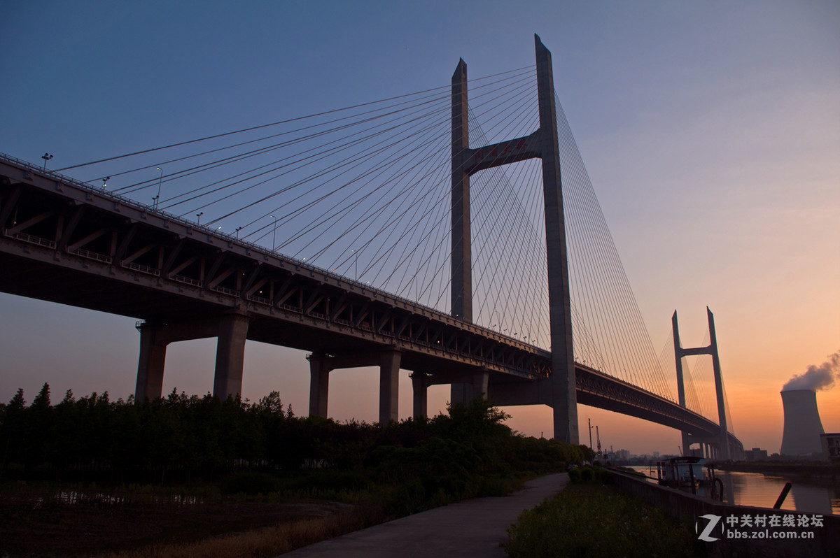 黄昏后的闵浦大桥