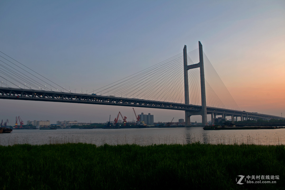 黄昏后的闵浦大桥