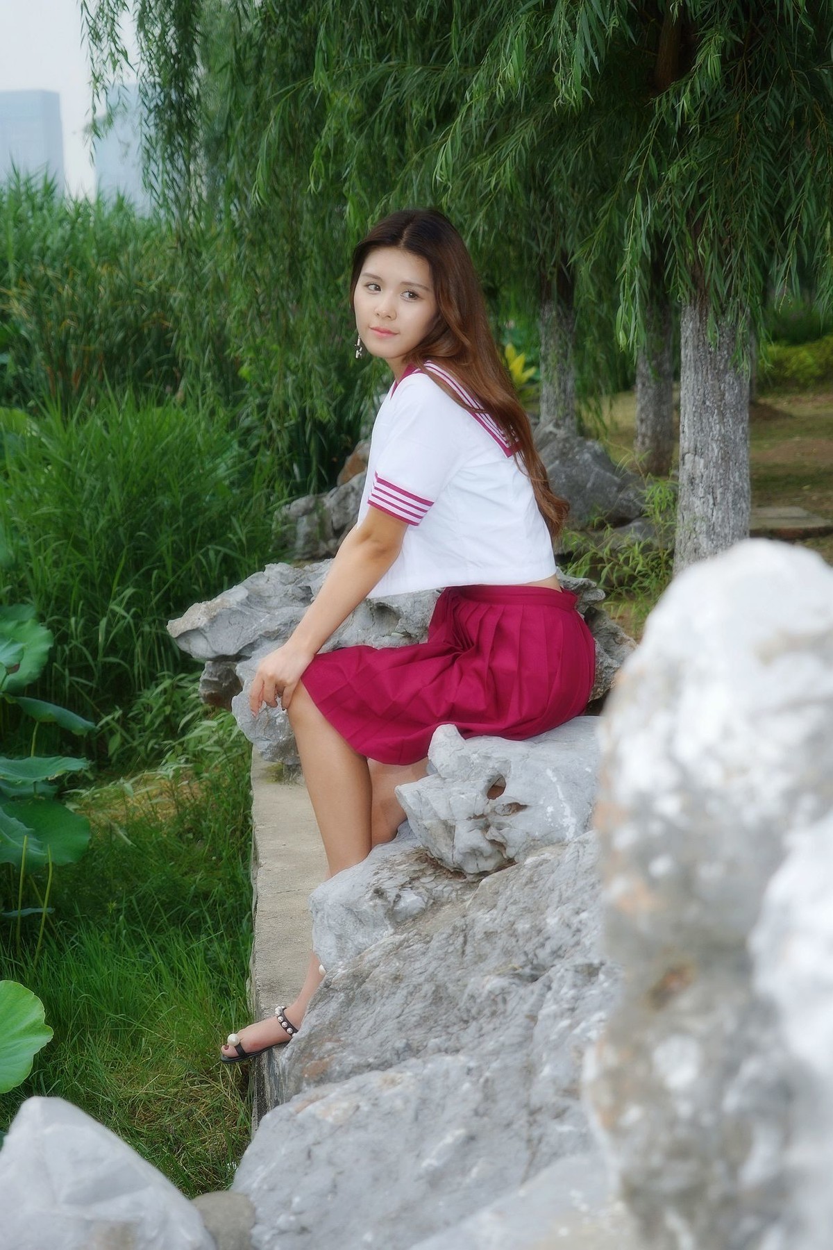 环境人像外拍沙湖荷花池旁的清秀美女