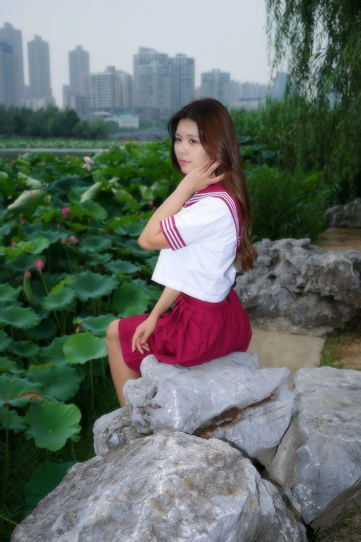 环境人像外拍沙湖荷花池旁的清秀美女