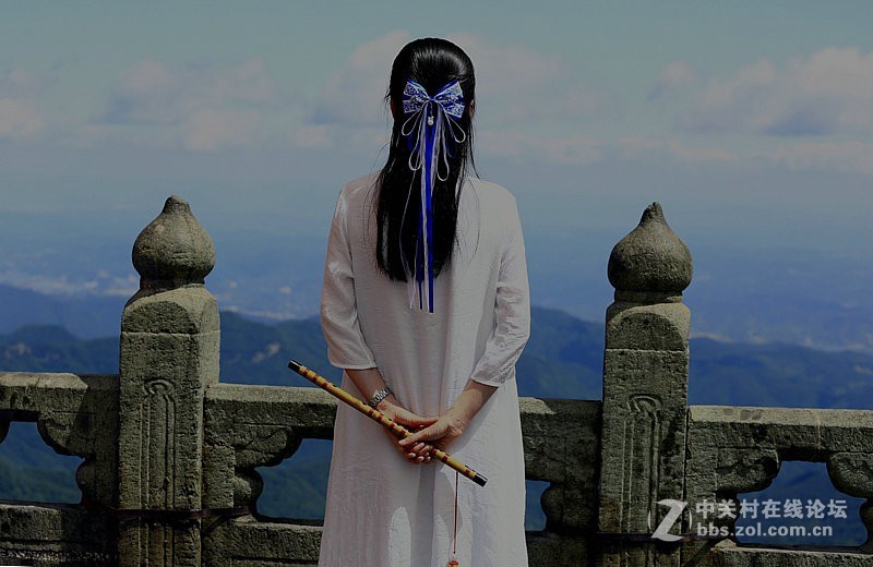 武当山金顶景区抓拍观光客美模与道士4