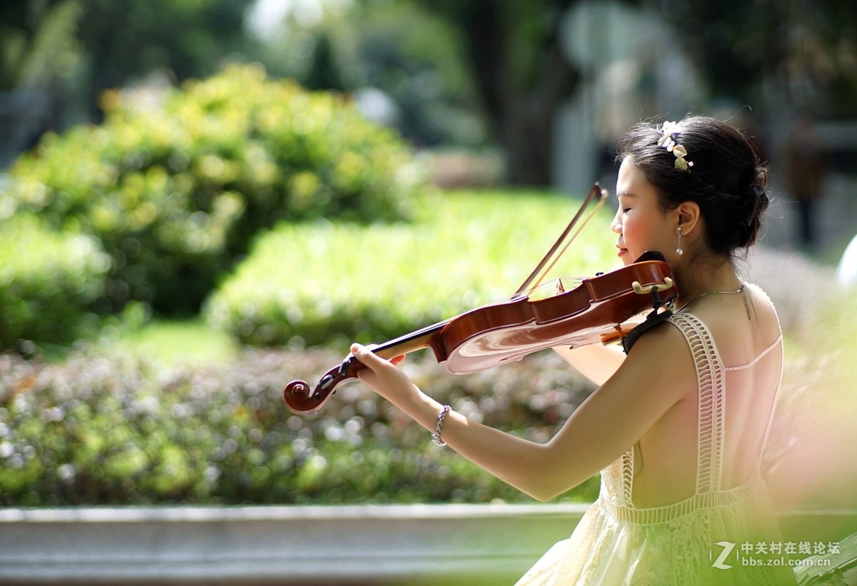 高清国外优雅女生拉小提琴人像摄影欣赏