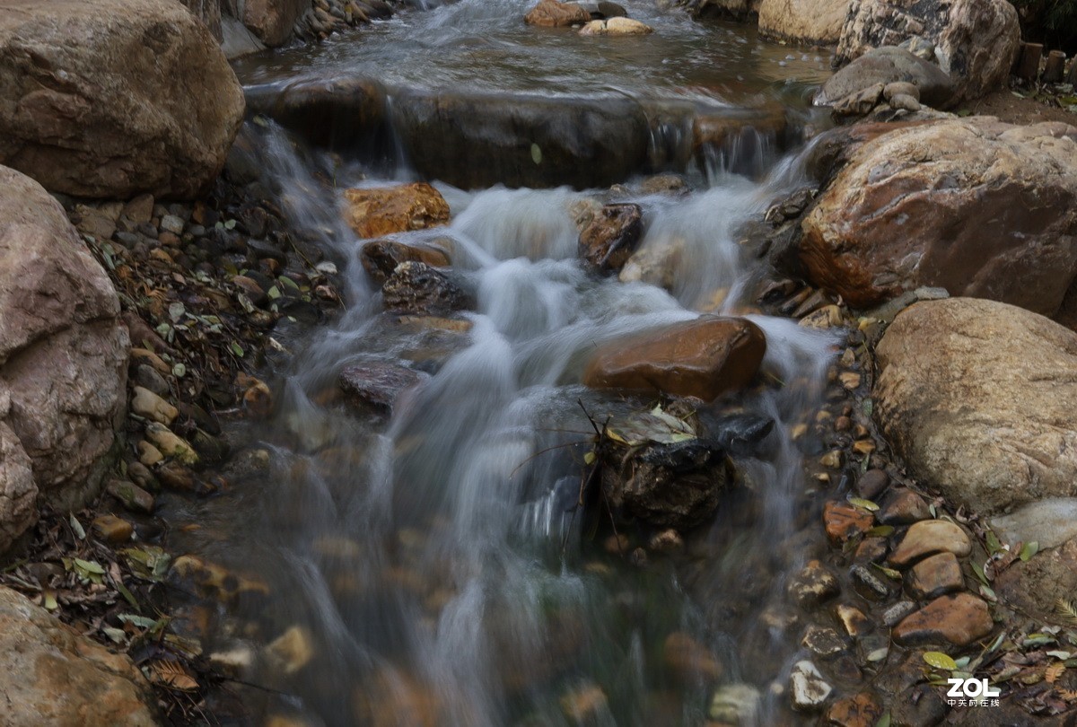 神州游拍涓涓细流小溪水
