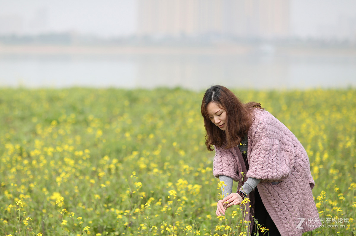 12年初就没碰过机子啦，女儿大了，还是重新配点装备拍纪念照吧，要不老来无回想