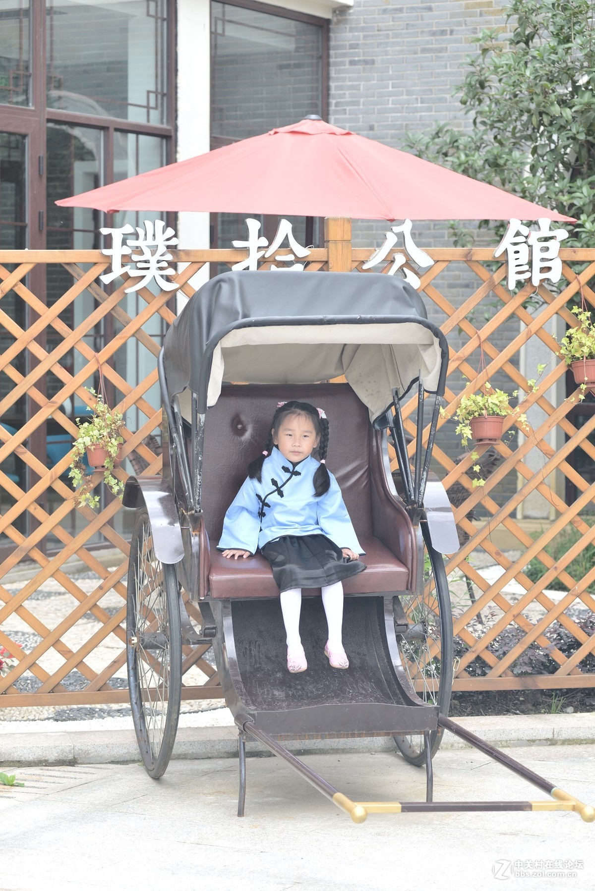 应该是镜头问题吧，具体原因求解
