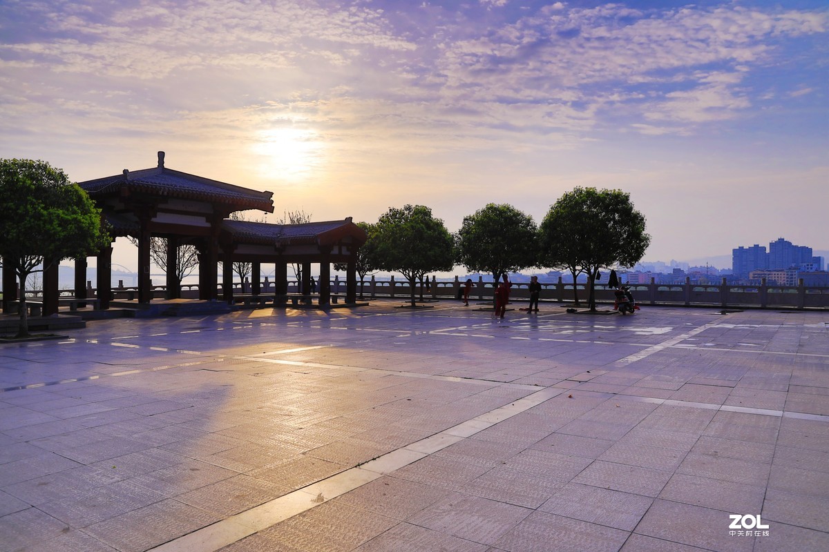 春天江滨大道拍汉江风光