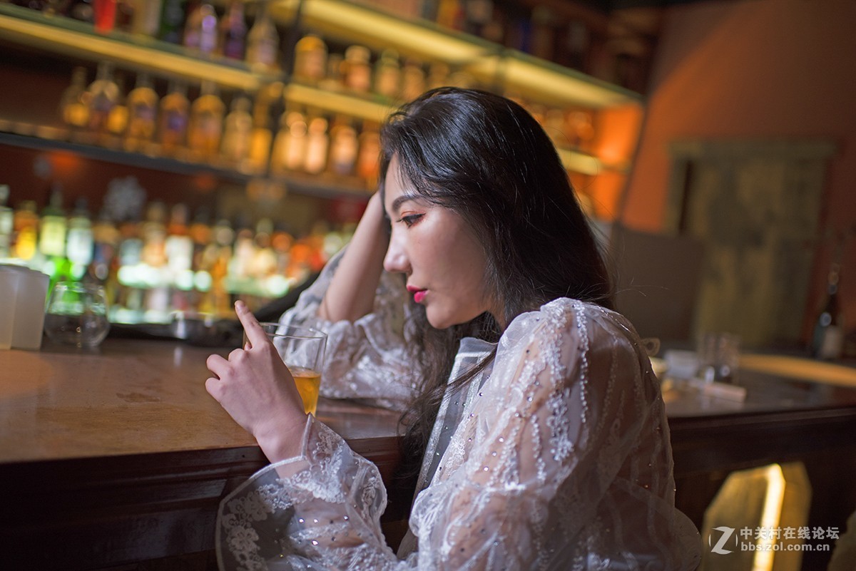 酒吧里的女孩弱光人像练习