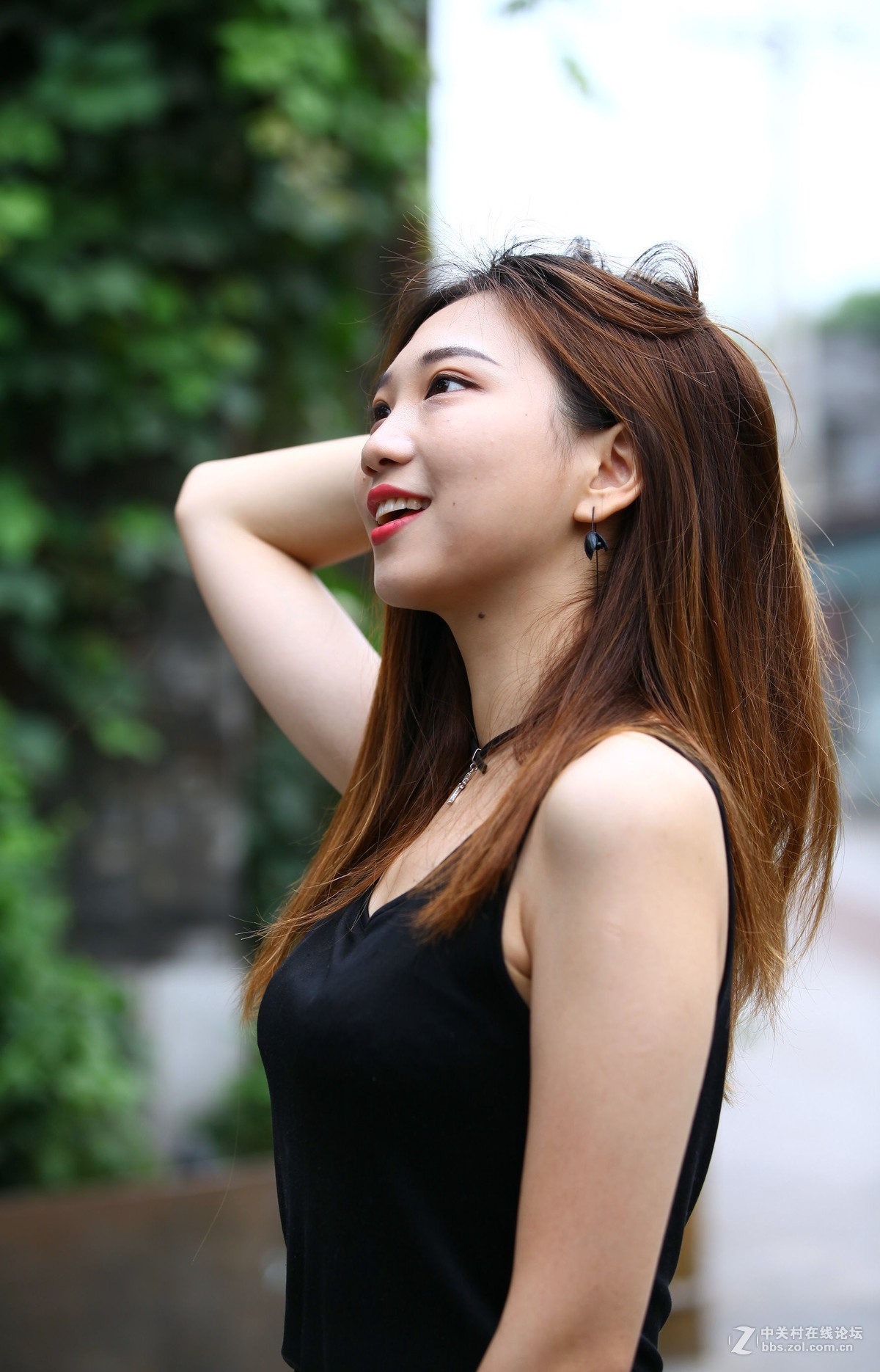 树荫道旁拍美女