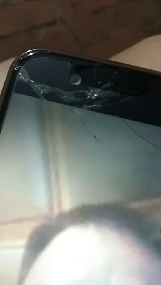 手机屏碎了,保护膜完好,为什么?求解