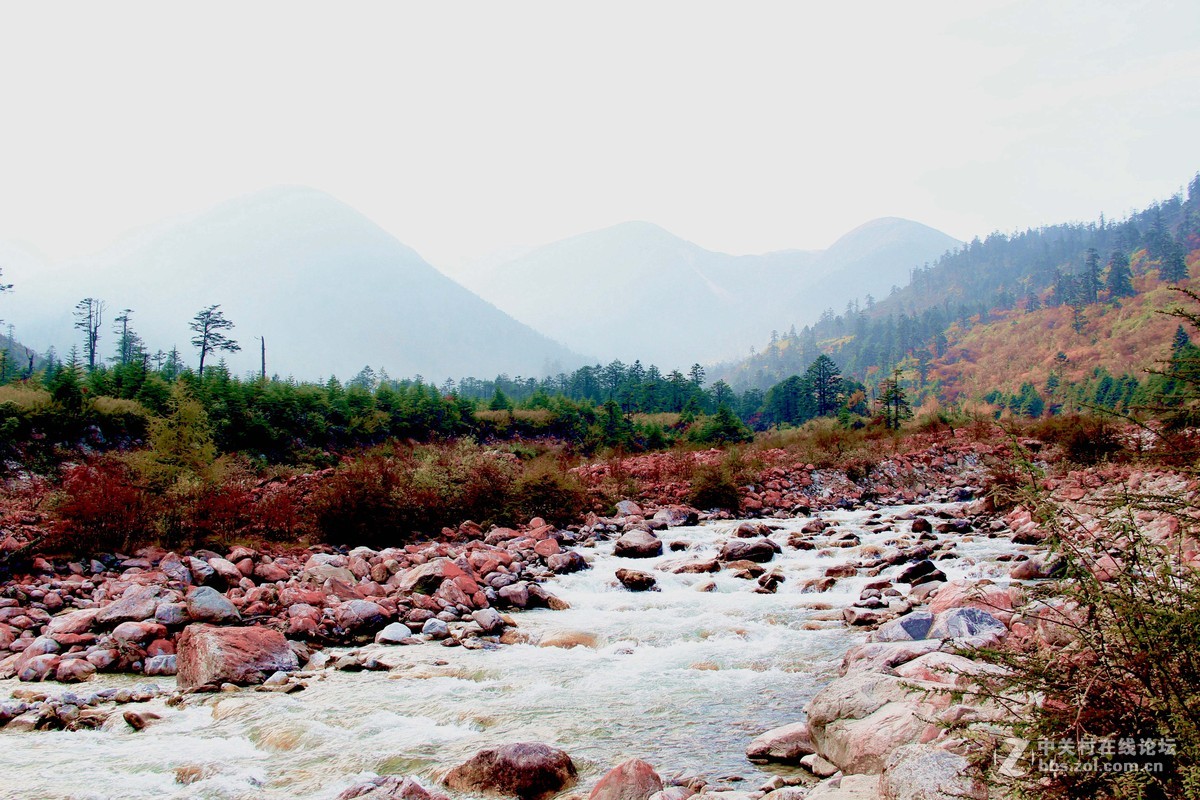 红石滩的石头为什么这样红？